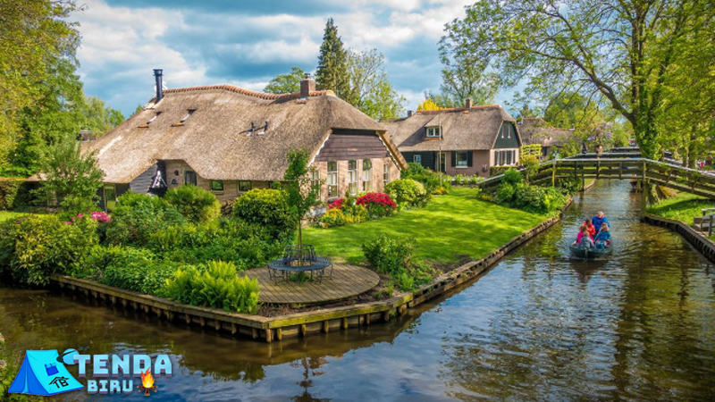 Giethoorn Desa Tanpa Jalan yang Terlihat Seperti Dunia Dongeng