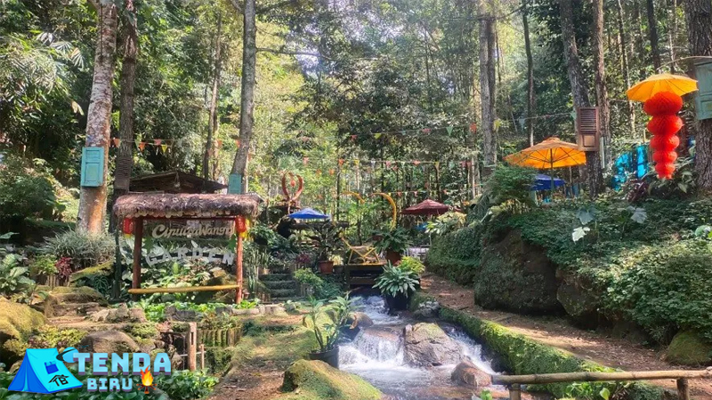 Sumedang Punya Ciputra Wangi, Air Terjun Sekeren Itu! Sumedang selama ini dikenal lewat tahu legendarisnya. Tapi, kalau kamu pikir kabupaten ini cuma jago urusan camilan, siap-siap takjub. Ada satu tempat yang bikin mata segar dan pikiran reset total: Air Terjun Ciputra Wangi. Nama yang terdengar elegan, tapi aslinya tempat ini lebih dari sekadar keren. Bagi yang demen suasana adem tanpa hiruk-pikuk, air terjun ini seperti pelarian yang ditunggu-tunggu. Cocok buat kamu yang udah penat sama rutinitas, karena Ciputra Wangi bukan cuma menghadirkan percikan air. Tempat ini juga melemparkan energi baru lewat suara gemuruh alam yang begitu nyata. Jauh dari bising jalan raya dan jauh pula dari sinyal penuh karena memang, yang kamu temukan di sini adalah koneksi sejati dengan alam. Lokasinya Masih Rahasia Umum Jangan berharap ketemu papan petunjuk besar di pinggir jalan kalau mau ke sini. Air Terjun Ciputra Wangi masih bisa dibilang hidden gem, walau pelancong lokal mulai meramaikannya. Lokasinya berada di kawasan Desa Citengah, Sumedang Selatan. Perjalanan ke sana memang butuh sedikit tekad dan semangat, karena jalurnya belum super mulus. Tapi tenang, rasa lelah itu bakal langsung dilupakan begitu suara air mulai terdengar dari kejauhan. Sesampainya di lokasi, kamu bakal sadar bahwa semua perjuangan tadi terbayar lunas. Tebing tinggi dengan air jernih yang turun seperti tirai bening langsung menyambutmu. Pohon-pohon tinggi mengapit dari dua sisi, dan bebatuan alam menyusun formasi yang Instagrammable banget tanpa perlu filter berlebihan. Suasana yang Gak Basi Meski Datang Berkali-Kali Biasanya tempat wisata yang dikunjungi berulang kali bakal terasa membosankan. Tapi Ciputra Wangi punya efek yang berbeda. Setiap kali datang, rasanya kayak pertama kali. Mungkin karena suasananya yang terus berubah sesuai cuaca dan musim. Kadang airnya deras banget, kadang tenang dan jatuh perlahan seperti sutra. Airnya pun super jernih, cocok banget buat cebur-ceburan santai sambil leyeh-leyeh di batu besar yang gak licin. Ada juga area dangkal buat yang cuma mau basahin kaki dan menikmati sensasi dingin yang langsung menyentuh tulang. Yang bikin makin betah, suara air terjun ini nggak bikin bising, malah jadi latar musik alami yang bikin rileks. Kalau kamu datang pagi-pagi, kabut tipis sering ikut nongol dan bikin suasana makin dramatis. Pokoknya, kamera kamu bakal kerja ekstra karena pemandangannya selalu menggoda untuk diabadikan dari berbagai sudut. Tempat Nongkrong yang Gak Perlu Bayar Mahal Saat banyak tempat alam mulai dikomersialkan berlebihan, Ciputra Wangi tetap tampil apa adanya. Kamu cuma perlu bayar parkir atau retribusi seikhlasnya dari warga sekitar. Nggak ada loket berlapis-lapis atau harga tiket yang tiba-tiba melonjak pas musim libur. Bahkan, kadang kamu bisa dapet bonus cerita seru dari warga lokal yang ramah dan suka ngajak ngobrol. Selain itu, tempat ini juga cocok dijadikan lokasi kumpul bareng teman. Mau piknik sambil bawa bekal dari rumah? Silakan. Mau cari spot buat refleksi diri sendirian? Bisa juga. Justru tempat ini semakin menyenangkan saat kamu menikmatinya dengan cara kamu sendiri. Namun, karena belum terlalu ramai, pengunjung diharapkan tetap menjaga kebersihan. Jangan sampai Ciputra Wangi berubah jadi korban sampah plastik seperti tempat-tempat lain yang dulu juga pernah indah. Kesimpulan Ciputra Wangi bukan hanya air terjun biasa yang numpang lewat di linimasa medsos. Tempat ini punya karakter kuat, suasana adem yang gak dibuat-buat, dan pengalaman yang susah dilupakan. Sumedang boleh dikenal karena tahu, tapi dengan adanya air terjun sekeren ini, wajar kalau daerah ini mulai naik kelas dalam peta wisata alam. Kalau kamu cari suasana yang bikin mata segar, kepala enteng, dan hati hangat, Ciputra Wangi pantas masuk daftar tujuanmu berikutnya. Tapi ingat, jangan cuma datang untuk eksis datang juga untuk menghargai dan menjaga keasriannya. Karena tempat sebagus ini, sayang kalau rusak karena ulah manusia.