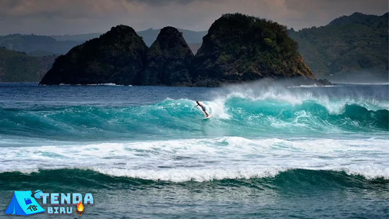Pantai Mawi Lombok 2 Sunset dan Ombak Spektakuler