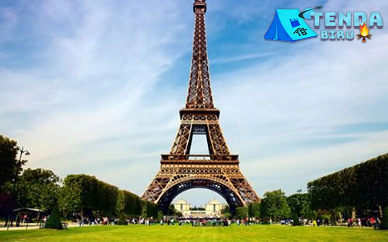 Eiffel Tower Pilar Cinta Menembus 7 Awan 1 Eiffel Tower Pilar Cinta Menembus 7 Awan