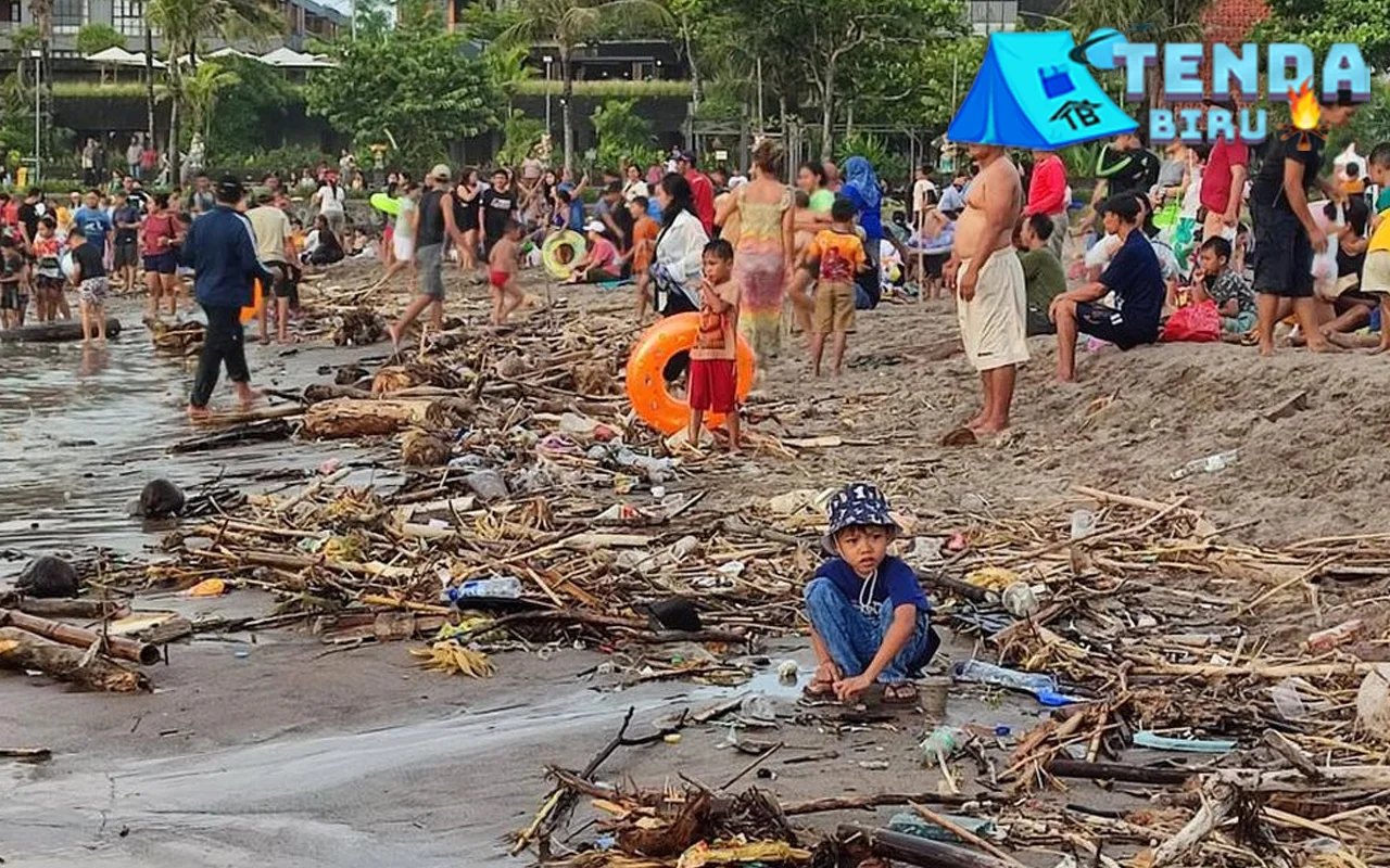Pantai Perancak Berawa 57 Wisatawan Meski Kayu Berserakan 1 Pantai Perancak Berawa 57 Wisatawan Meski Kayu Berserakan